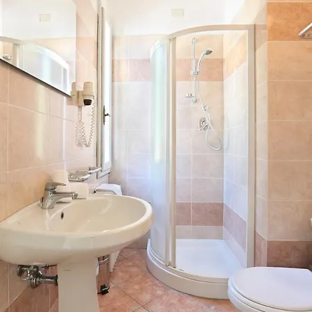 Hotel Corona באניי די לוקה